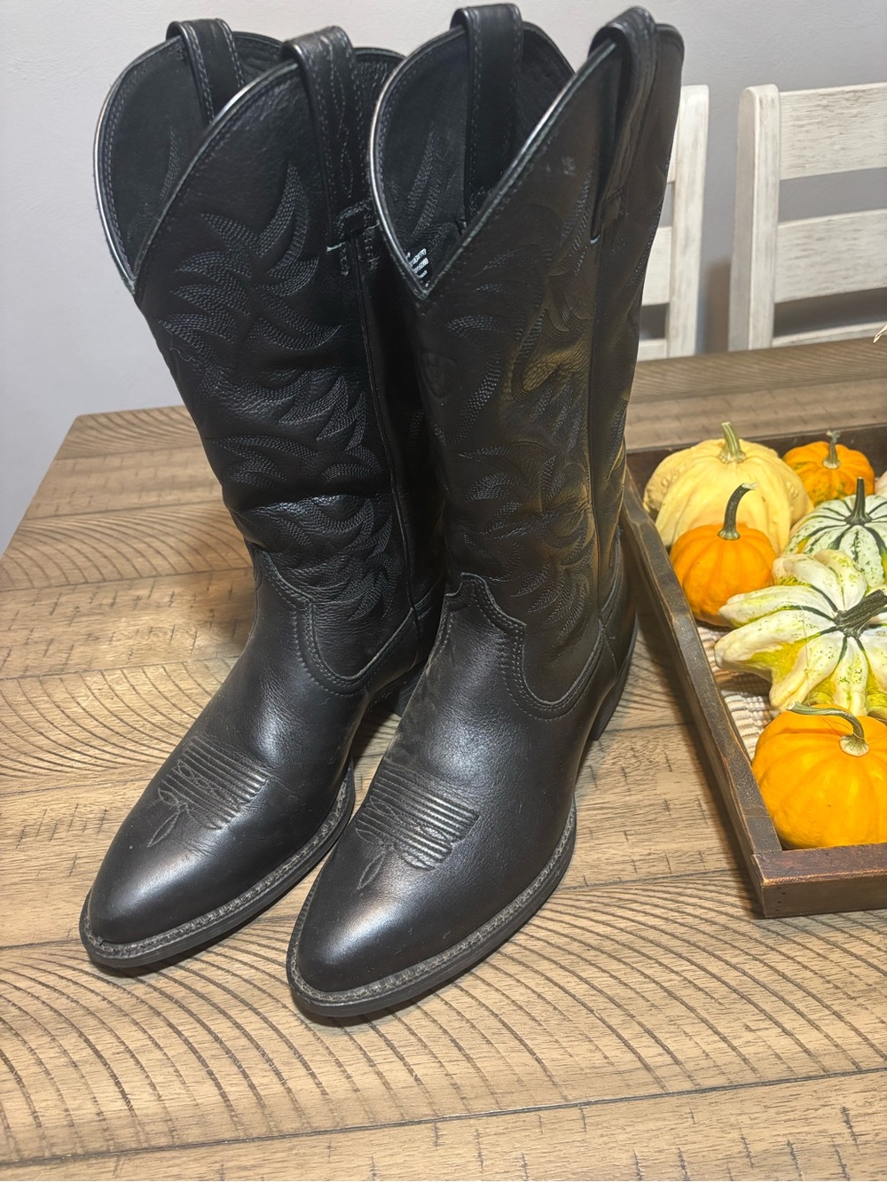 Ariat Men's Black Leather Western Cowboy Boots with Decorative Stitching